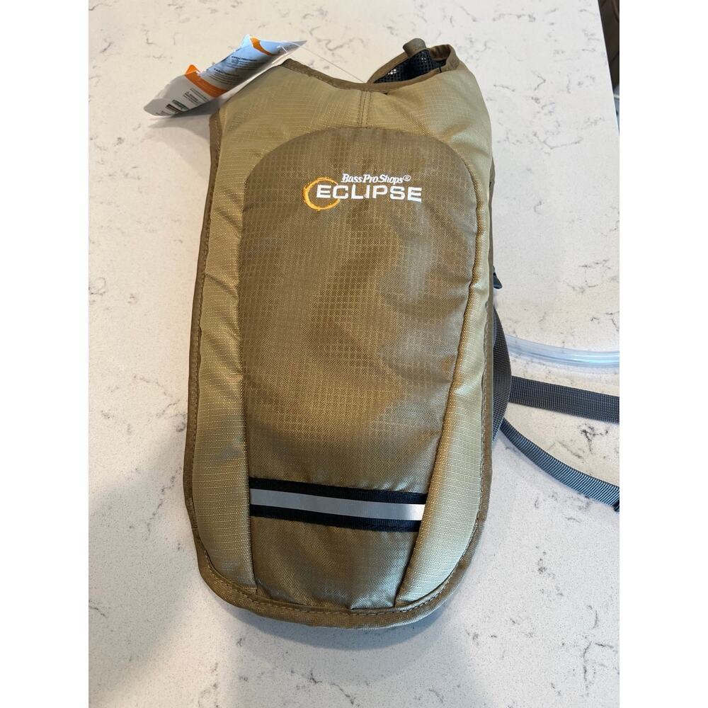 Bass Pro Shops Eclipse 1.5 Liter Hydration Backpack NWT